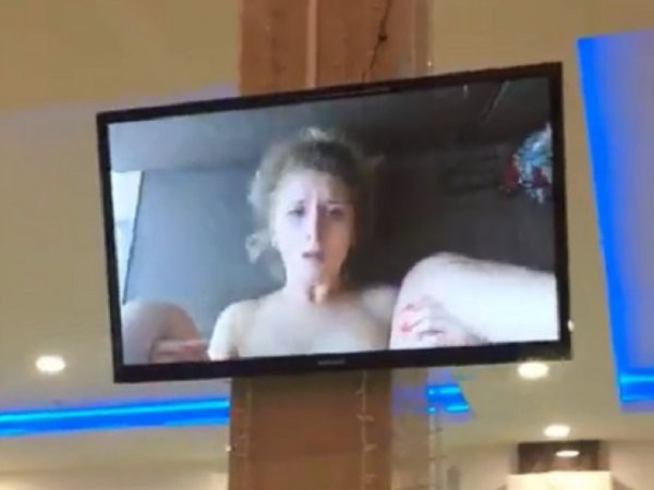 Посетителям детского катка в Петербурге показали порно-видео