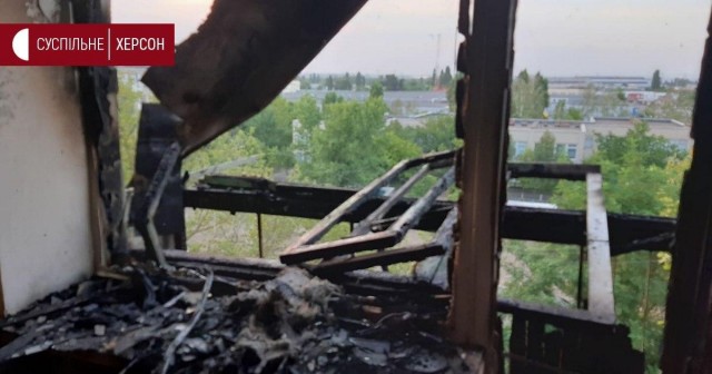 В Новой Каховке (Украина) горит крыша многоэтажного дома