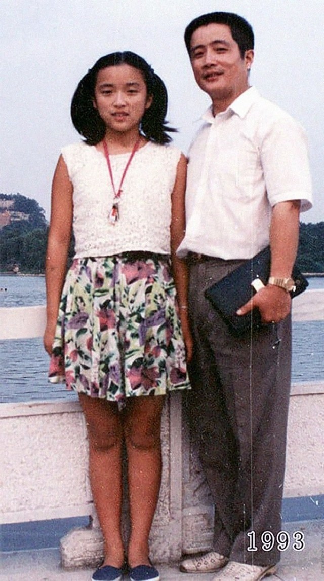 Папа и дочка вот уже 40 лет фотографируются в одном и том же месте