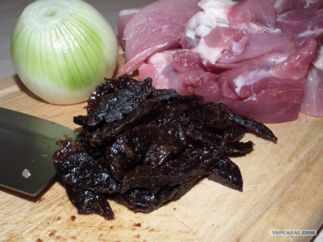 Мясо с черносливом в горчичном соусе