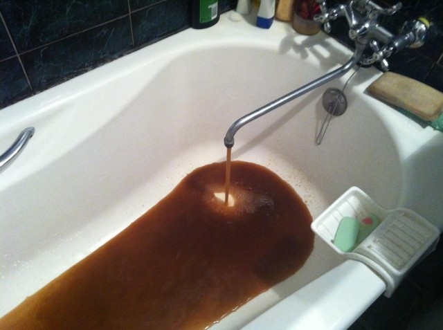 Женщина обязала Водоканал привозить ей воду в бутылках из-за ржавой воды в кране