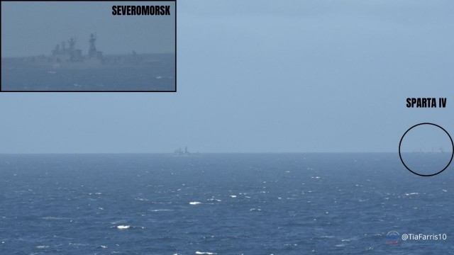 Корабль ВМФ сопроводил конвой, чтобы суда не задержали.