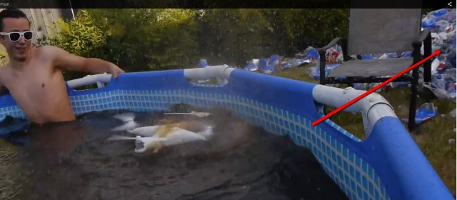 Парни топят Mentos и дрон за 1400 долларов в бассейне из Кока-колы