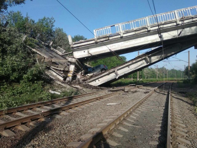 Дороги нет: в Донбассе взорван мост в Луганск