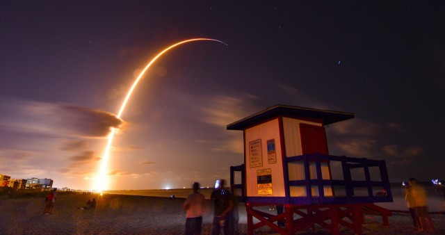 SpaceX запустила ракету Falcon 9 с первыми 60 коммуникационными спутниками системы Starlink