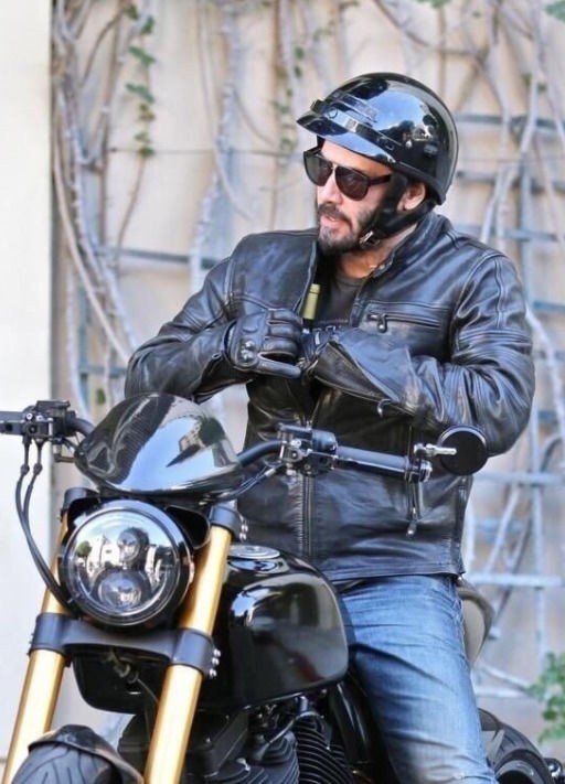 Никакой политики. Пpocтo Kиaну Pивз, после съемок, купивший ceбe бутылoчку винa.