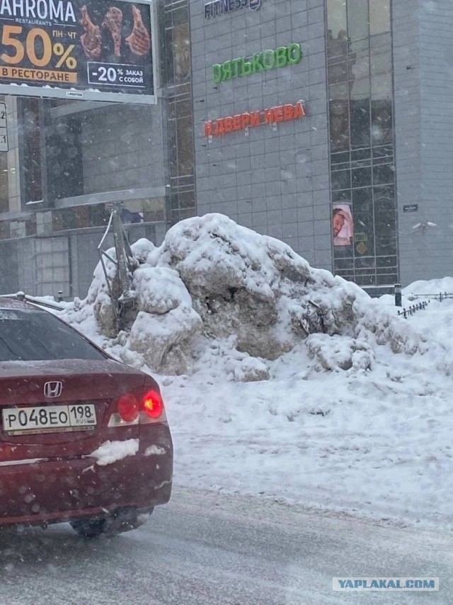 В центре Петербурга лежал огромный сугроб с оскорблением Беглова. Его начали убирать через час.
