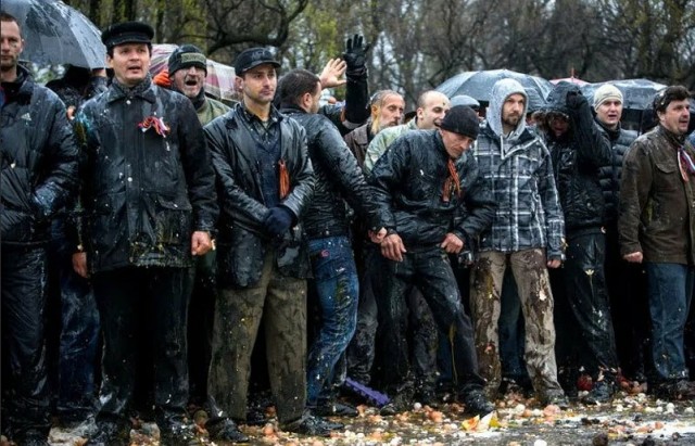Жители Запорожья принялись снимать со столбов украинские флаги