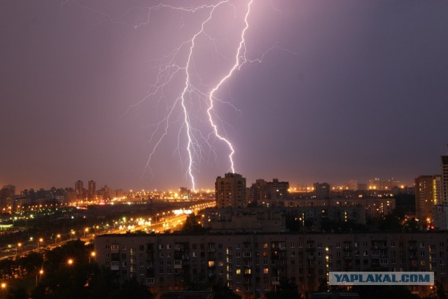 Заснял молнию на видео