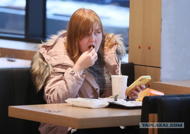 Двоих школьников госпитализировали в реанимацию прямо из ресторана «Вкусно и точка» на Маросейке