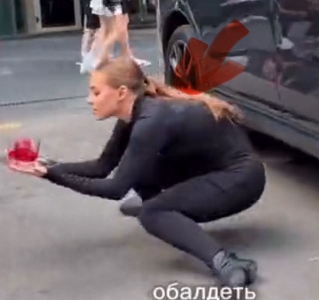 В Москве девушка поспорила с мужчиной на 50 тысяч рублей, что сможет проползти под машиной