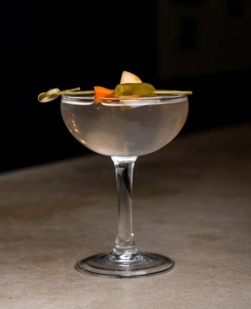 Бары Нью-Йорка предлагают людям попробовать коктейли с рассолом