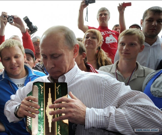 Ломаю спички, гну бумагу...