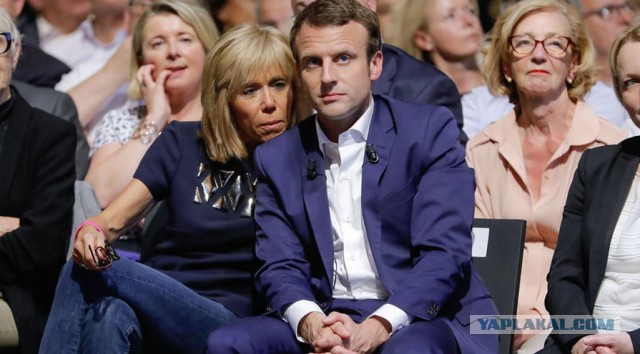 Президент Франции Эммануэль Макрон с супругой...