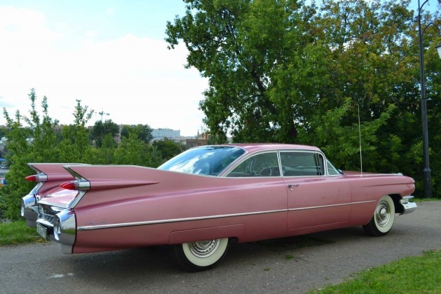 Взял в аренду до конца лета Cadillac DeVille