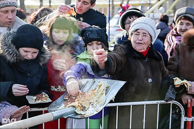В день города Томска, местная кондитерская фабрика раскидала в толпу 150 килограммов пирожного «картошка»
