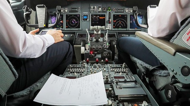 Судебные приставы не пустили женщину-пилота в её первый международный рейс из-за долгов