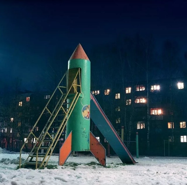 Тем временем в Симферополе произошла настоящая диверсия — кто-то насрал прямо внутрь детской горки