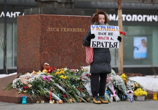 В Москве и Петербурге задержали возложивших цветы к памятникам Шевченко и Лесе Украинке.