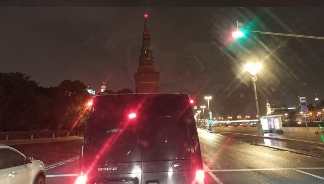 Включите задние габариты!
