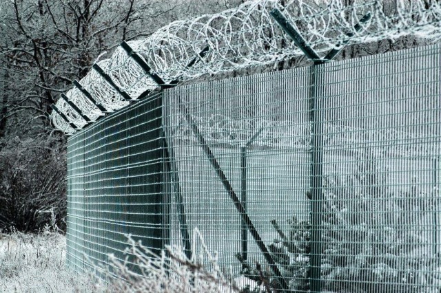 Мужчина пытается проверить, легко ли пересечь стену на границе США с Мексикой