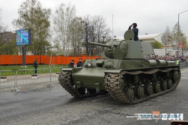 Торжественное шествие раритетной техники в День Победы прошло в Верхней Пышме. Фото