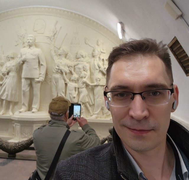 В Московском метро открыли восстановленный рельеф со Сталиным