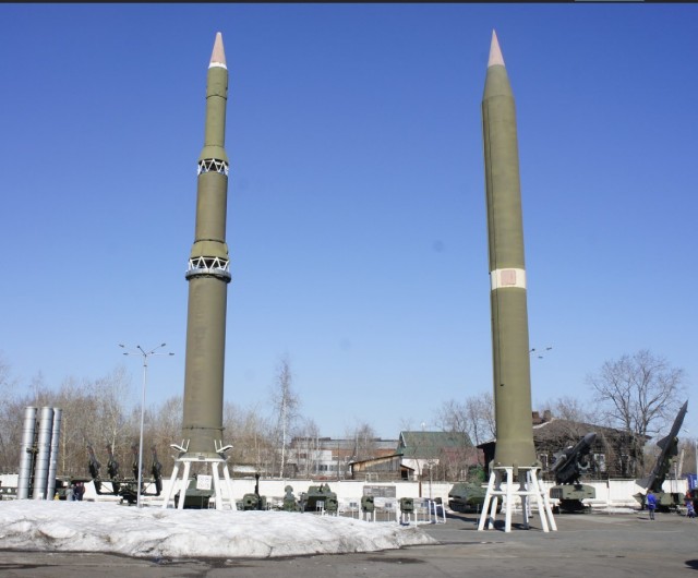 В западных соцсетях завирусился кадр с гигантской ракетой прямо во дворе — речь о памятнике «Союз-У» в Байконуре