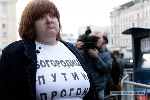 Полиция задержала женщину за желто-синий шарфик