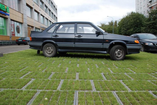 В Лобне сжигают неправильно припаркованные автомобили