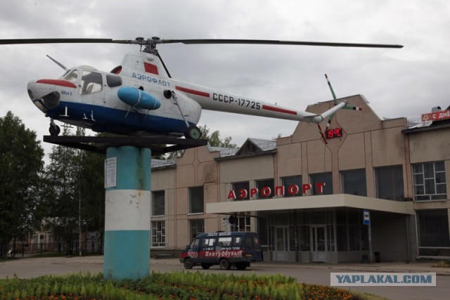 Самолет во дворе