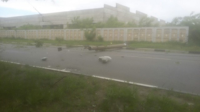 В Нижнем Новгороде ураган вырывает деревья с корнем и переворачивает машины