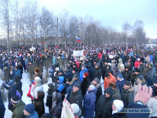 Напротив здания правительства Архангельской области, неизвестные личности провели пикет в связи с мусорной и налоговой политикой