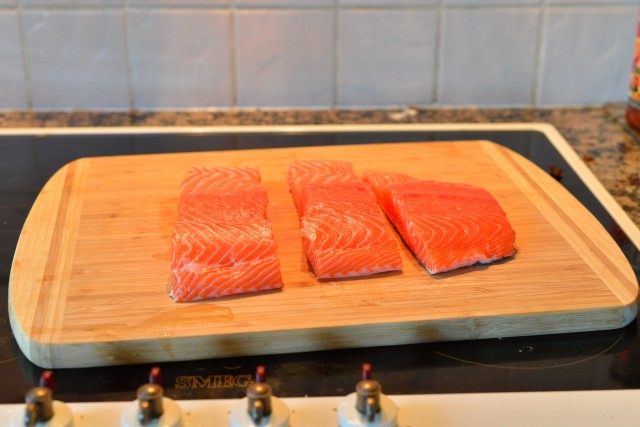 Кулинария: Камчатская семга на кедровой дощечке.