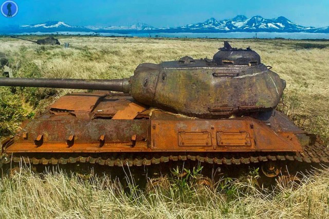 Заброшенные старые танки ИС-2 на Курилах. Они служили для защиты от высадки японского десанта
