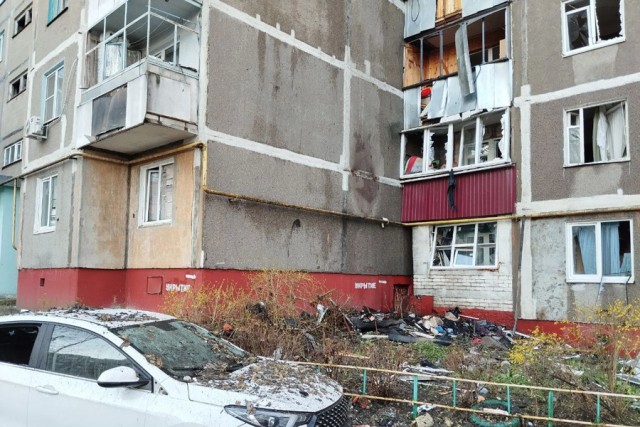 Кадры с попавшими под массированный удар дронов домами в Курске
