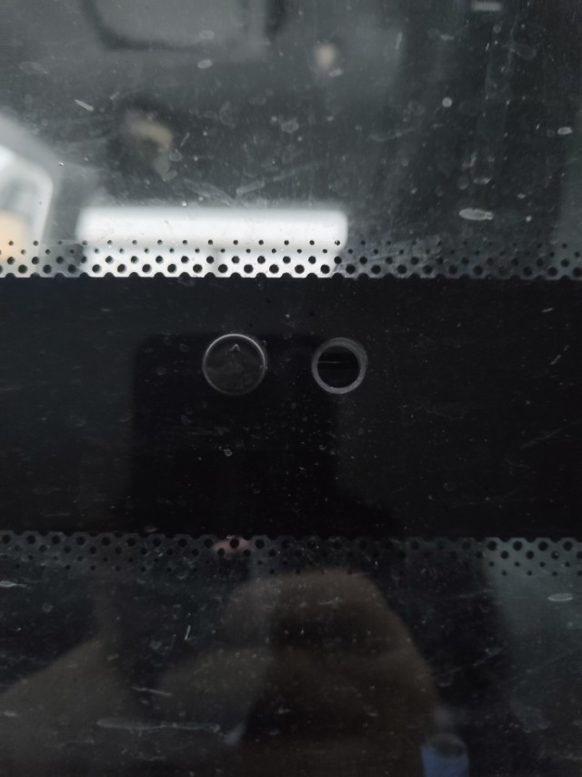 Что за отверстия на стёклах автобуса?