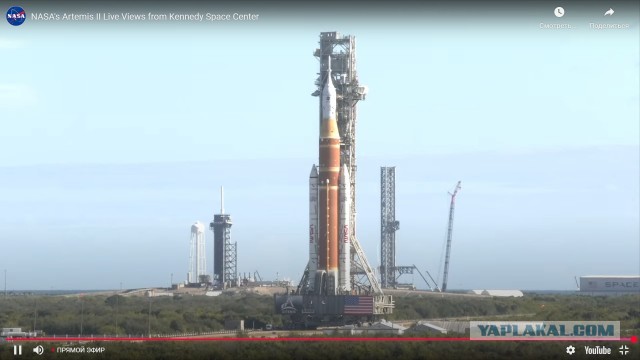 Транспортер NASA выехал за лунной ракетой.