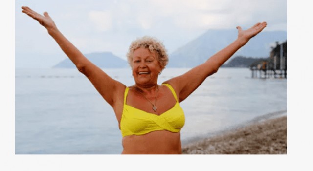 «Умчала в Дубай, крутит с миллионерами, покрасила волосы в розовый цвет» как в свои 77 лет живет «веселая вдова» Караченцева