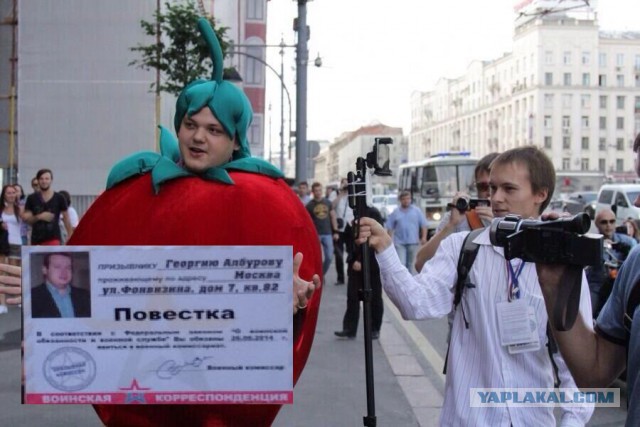 Военком подловил соратника Навального у подъезда:)