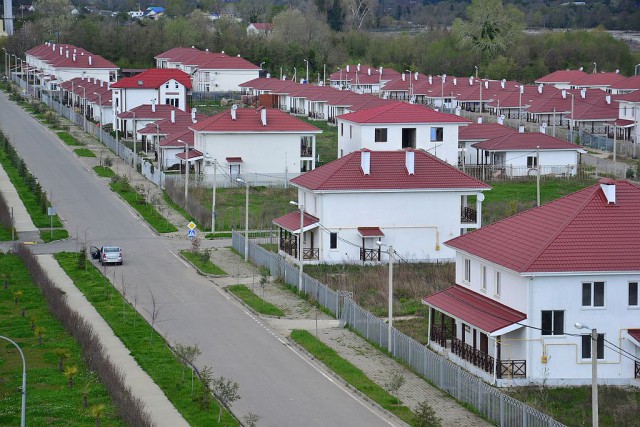 В Сочи на разграбление оставлен коттеджный поселок