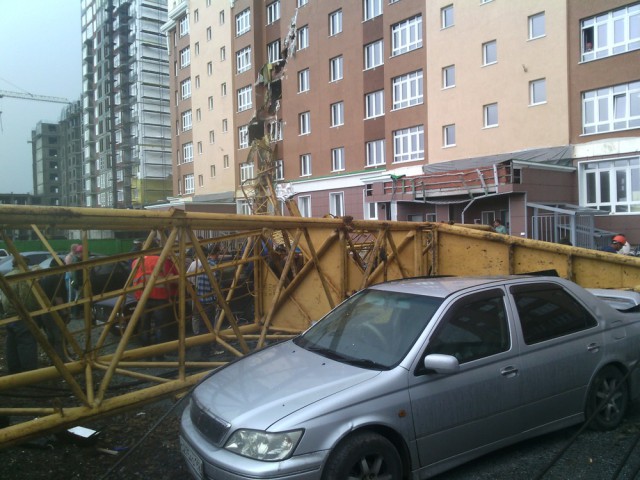 Кемерово. Упал строительный кран.