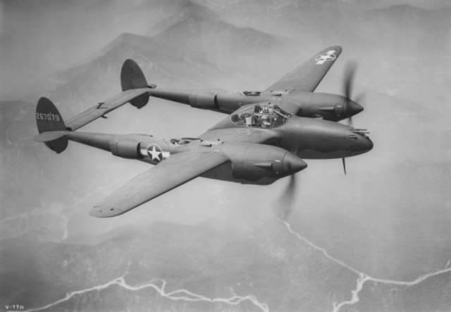 Многоцелевой истребитель P-38 «Lightning»