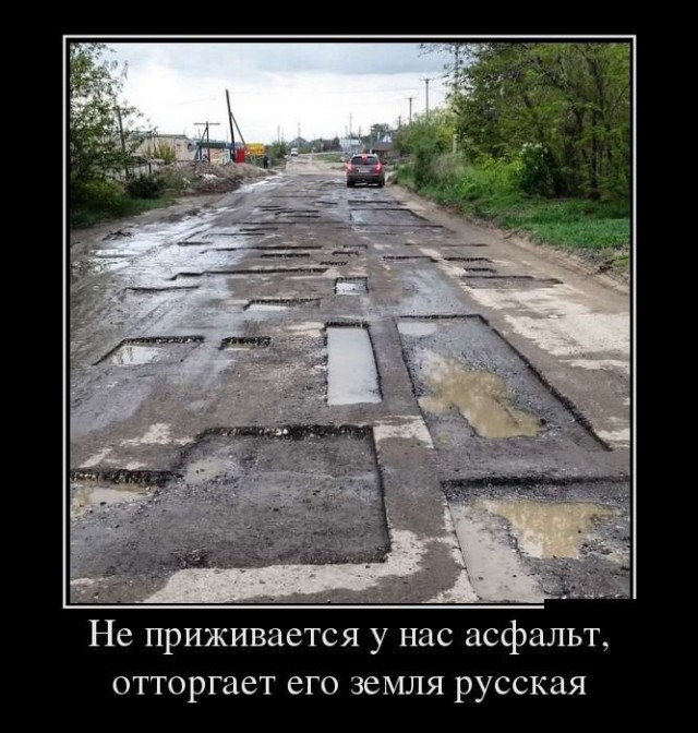 В Омске водители сами заделывают ямы на дороге