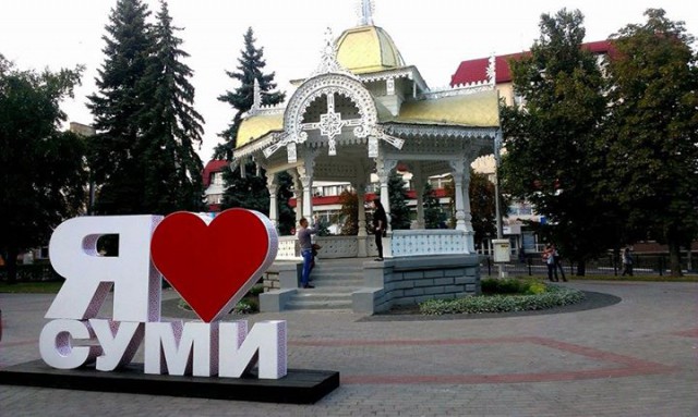 Женщина пятой точкой совершила акт вандализма