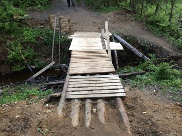Строительство мостика через лесной ручей