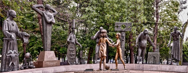 Астраханец выковал Путина в образе крылатого медведя с осетром в лапах