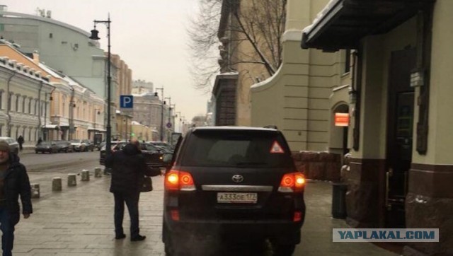 В Киеве сожгли внедорожник, который регулярно парковался на газоне