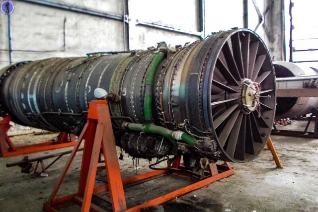Заброшенный дальний ракетоносец Ту-22М3, забытый в бывшем ремонтном цехе