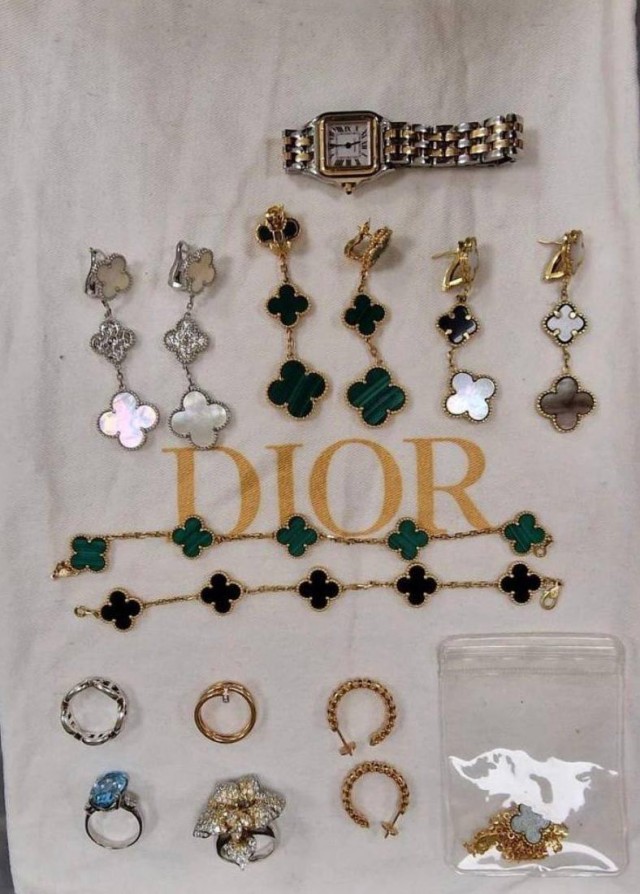В Домодедово задержали пассажирку с 17 люксовыми украшениями на 5 млн рублей — Cartier, Hermes, Rolex и Van Cleef